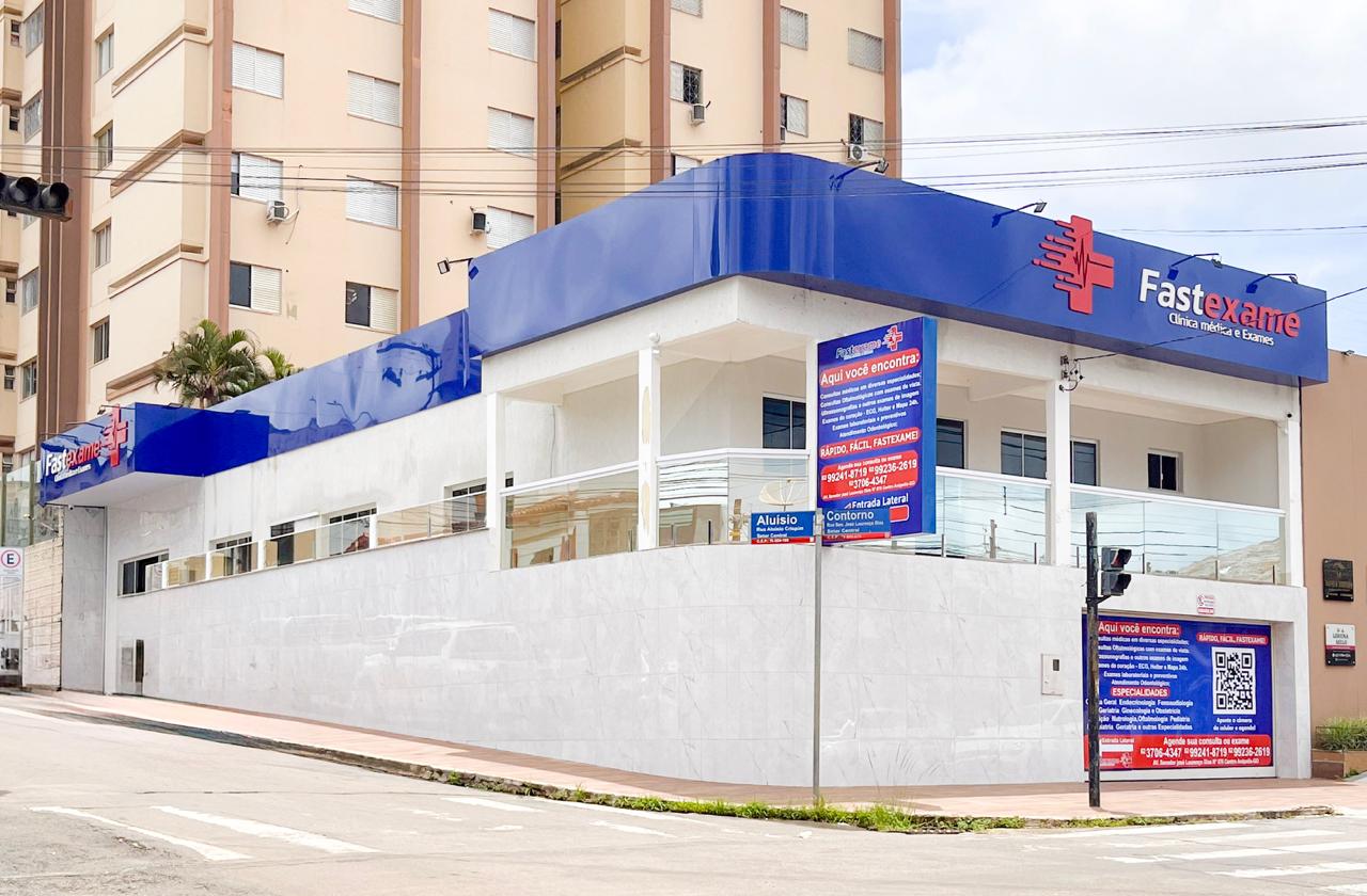 Fachada da Fast Exame, com fachada azul e branca, em Anápolis.